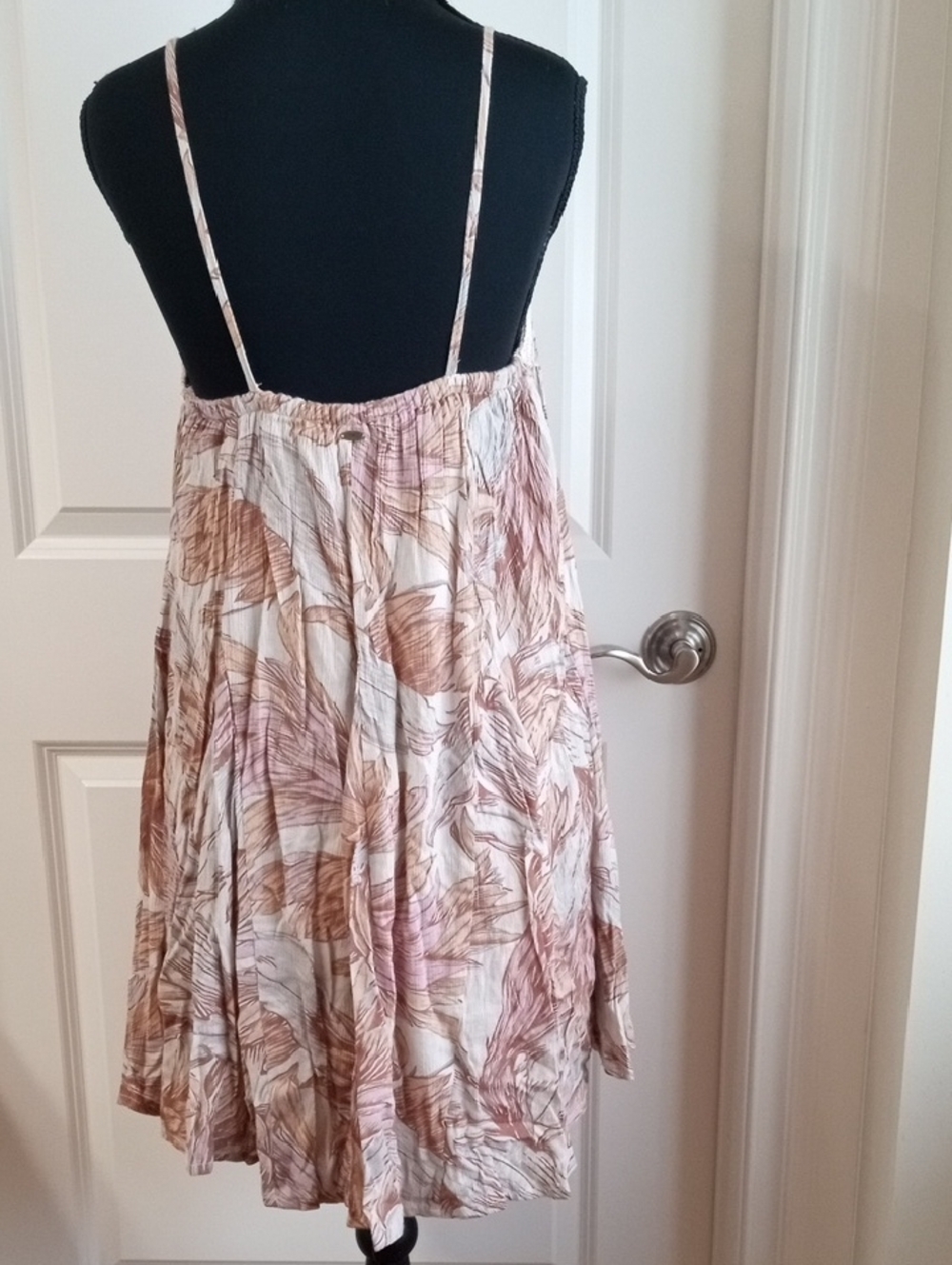 O'Neill Floral Spaghetti-Strap Mini Dress in Cream and Peach Hues. Size Small - Picture 6 of 15